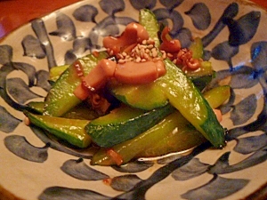 調味料はイカの塩辛だけ☆きゅうりの生姜炒め