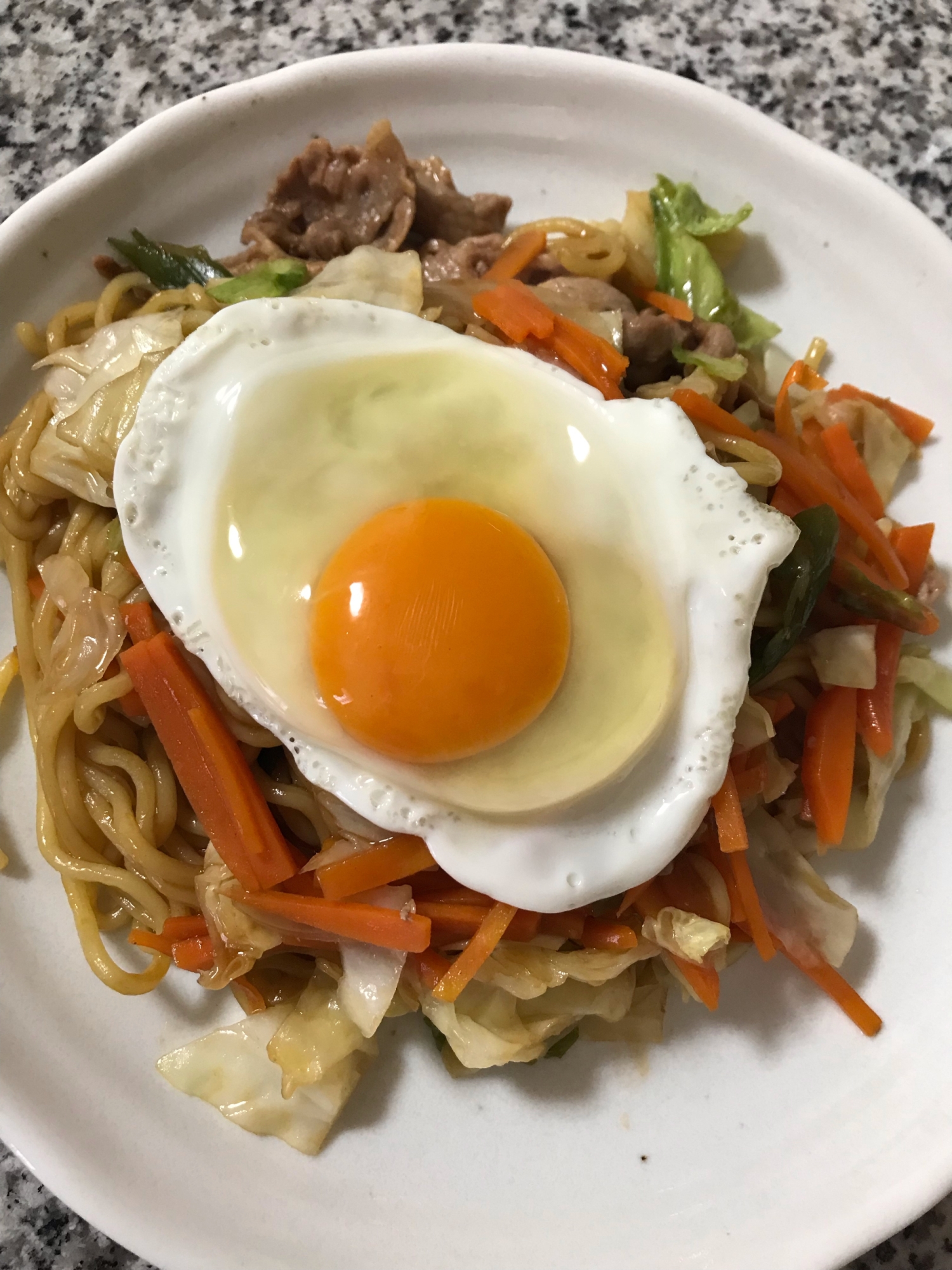 目玉焼きのせ焼きそば