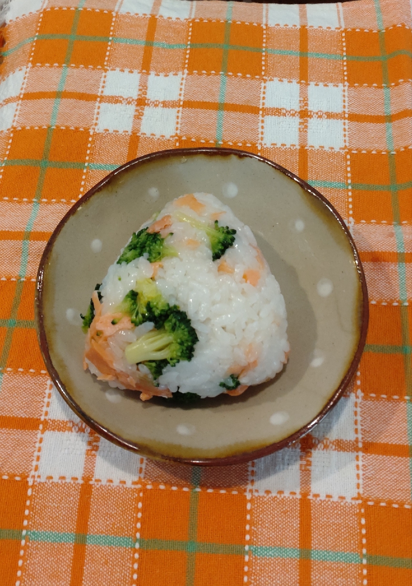 ブロッコリーと焼き鮭のおむすび