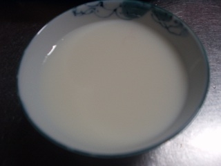 朝起きたら牛乳を飲むようにしてますが冷たいのでなくこれからはホットがよく塩の威力を実感です＾＾ｖ。