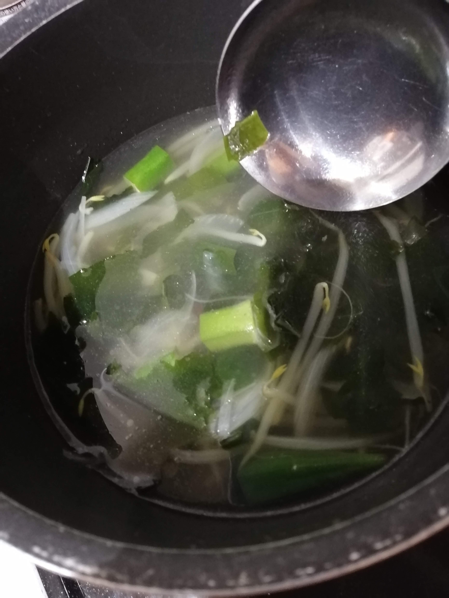 ごま油香るコンソメ野菜スープ