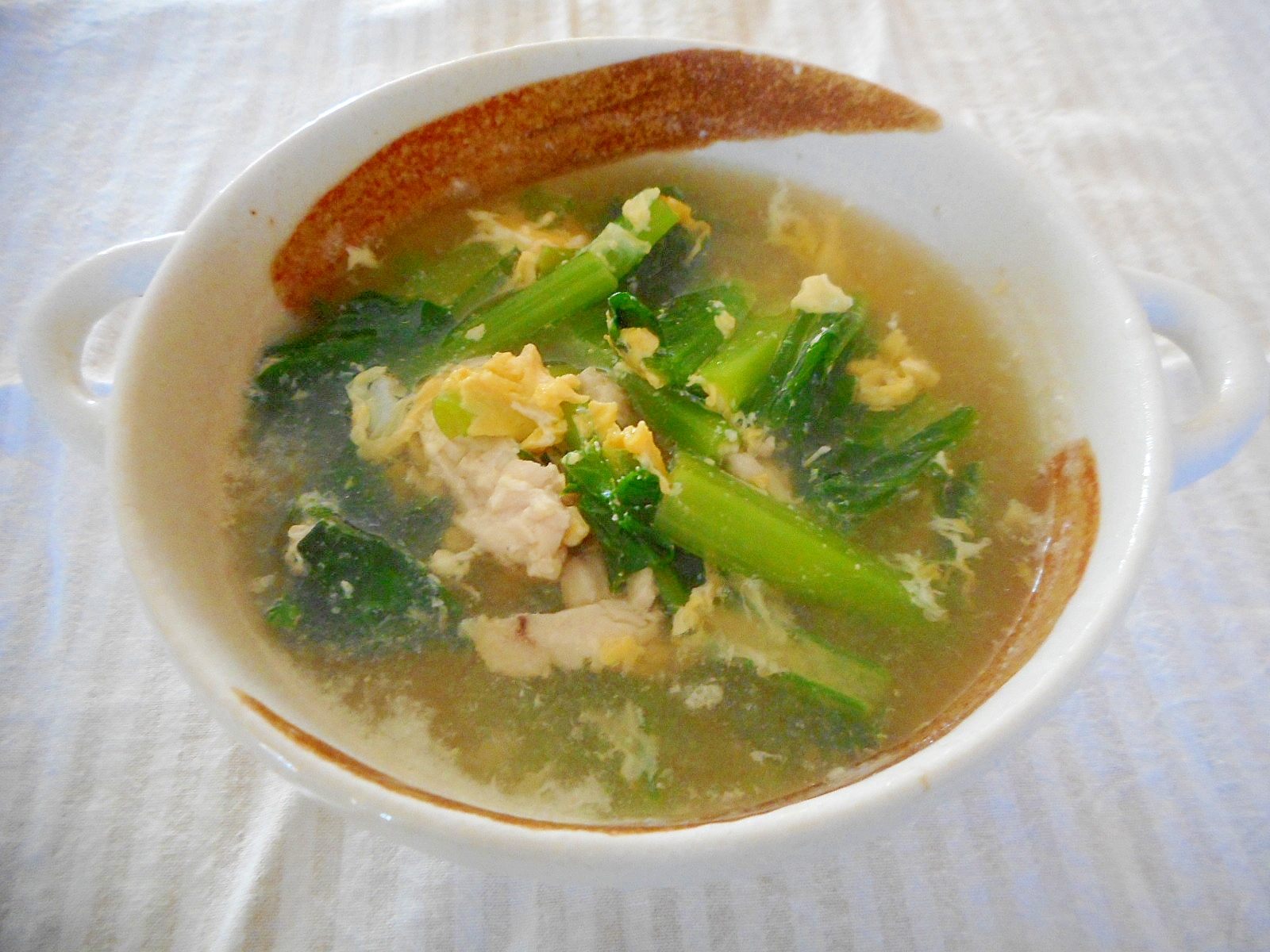 小松菜と胸肉と卵のコンソメスープ