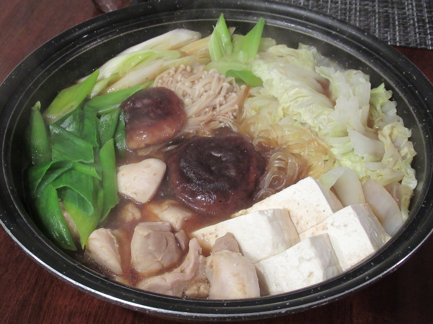 温まる！鶏もも肉の赤味噌鍋