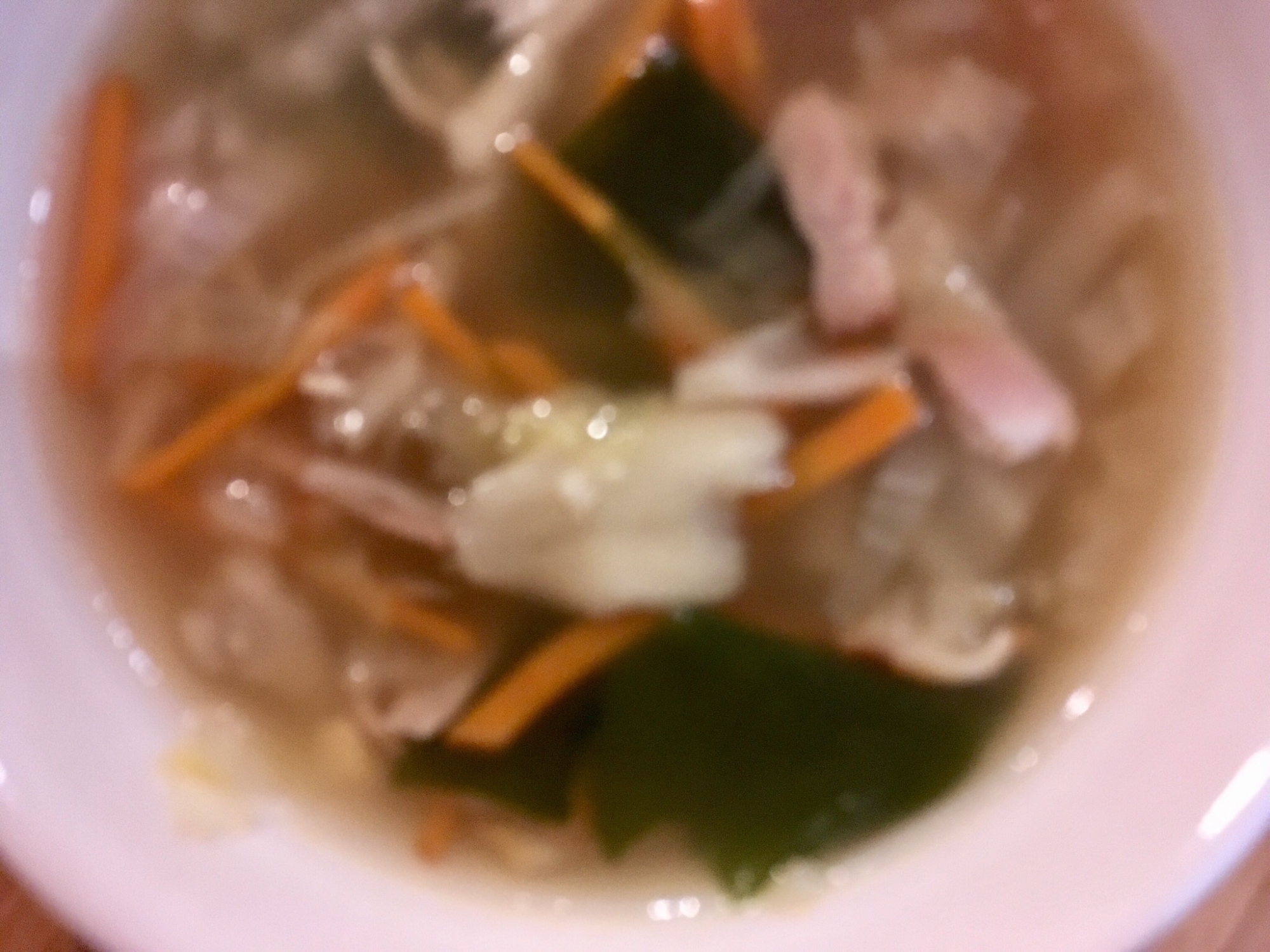 白菜とにんじんと舞茸とわかめとベーコンのスープ