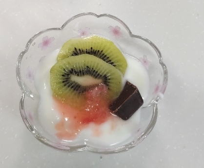 キウイと麦チョコのジャムがけヨーグルト