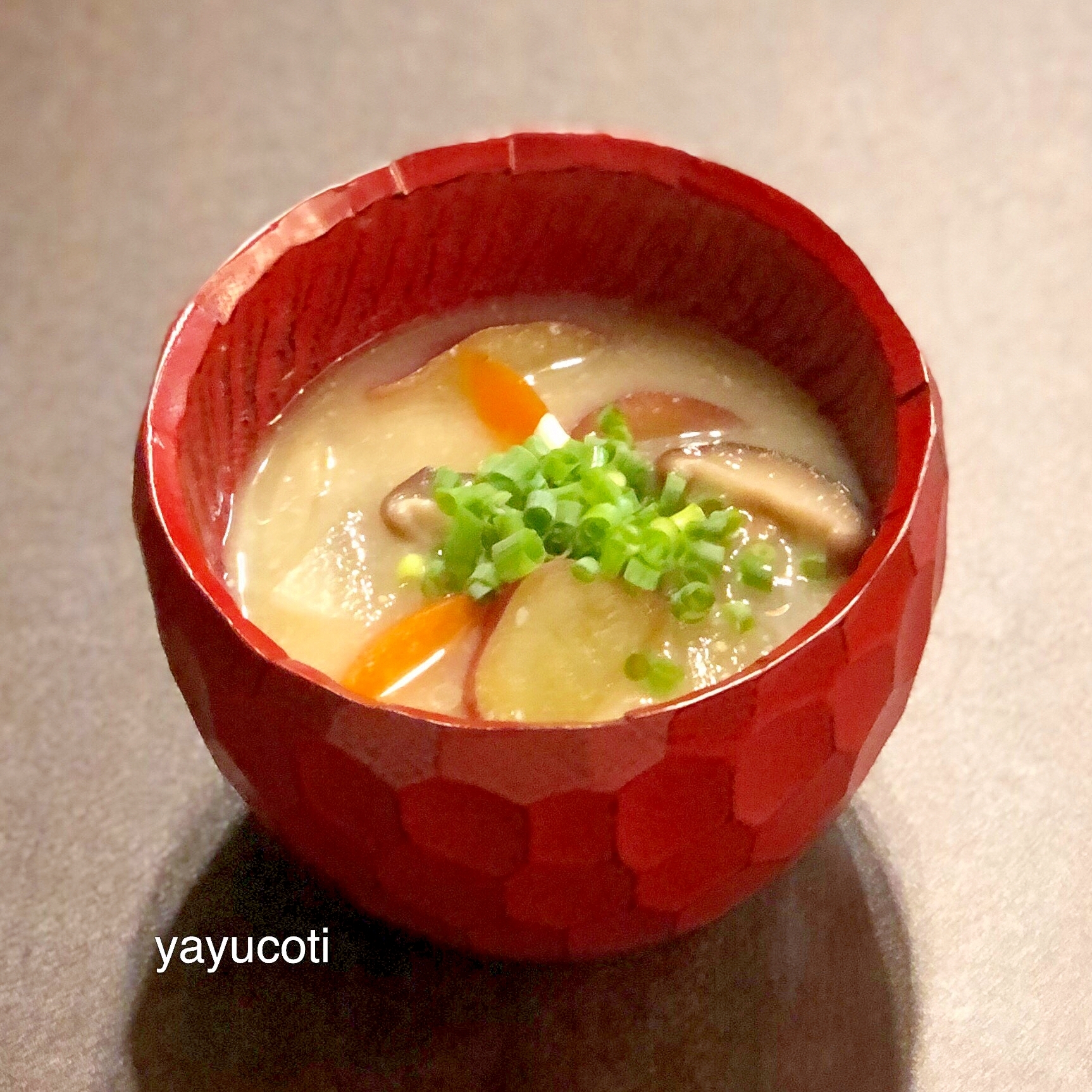 さつまいもの甘味が増す！生姜入り根菜たっぷり味噌汁