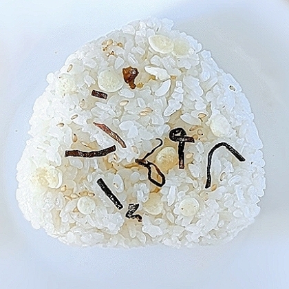 塩昆布天かす白ごまのおにぎり