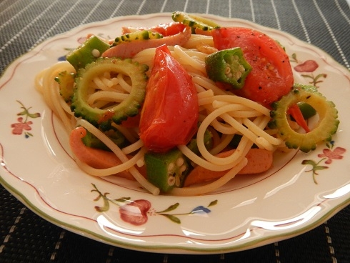 白い皿に盛られた夏野菜の塩パスタ