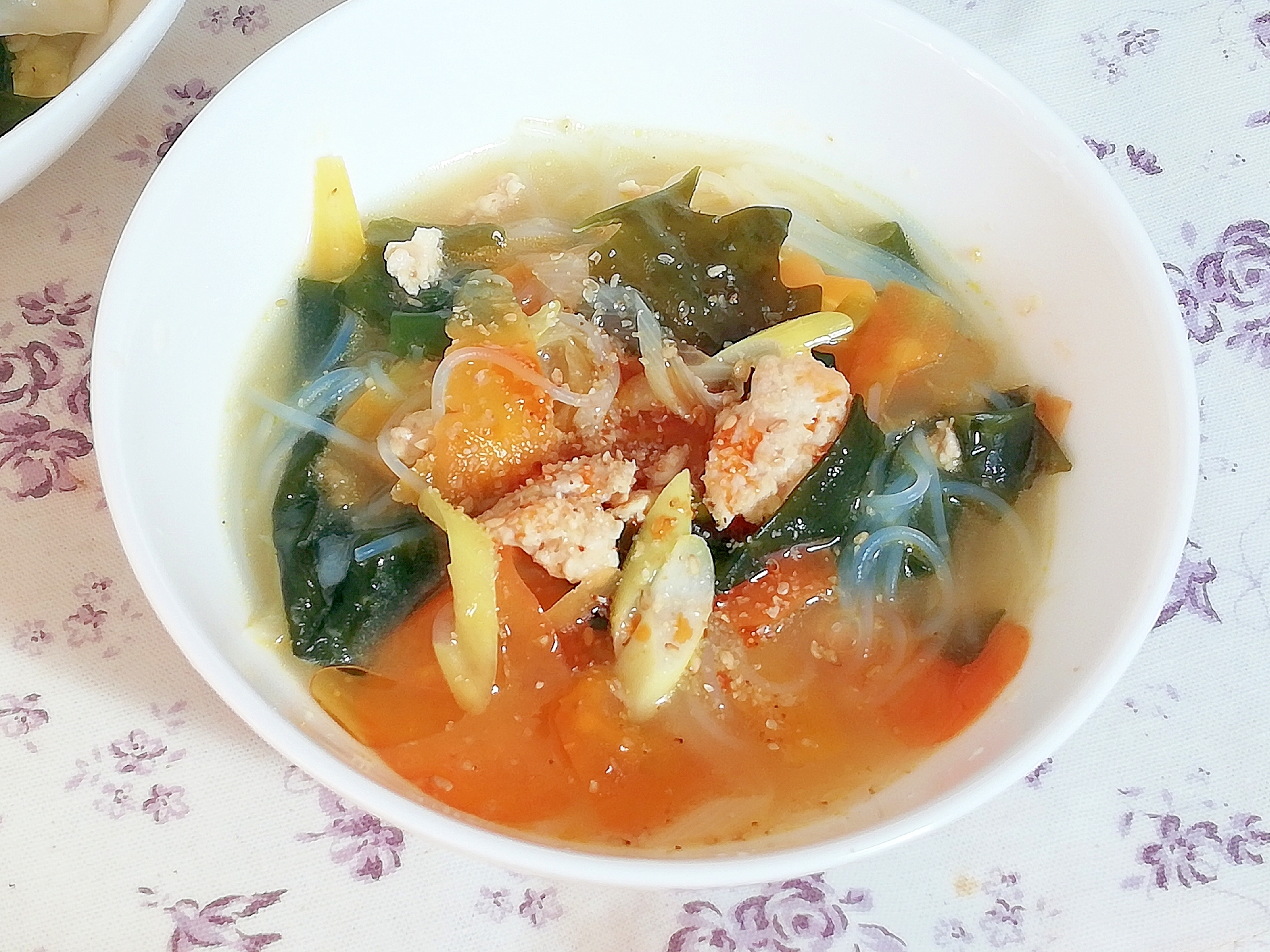 鳥ひき肉とワカメで簡単ヘルシー♪根野菜の温活スープ