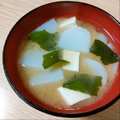 ねじりこんにゃくと豆腐のお味噌汁