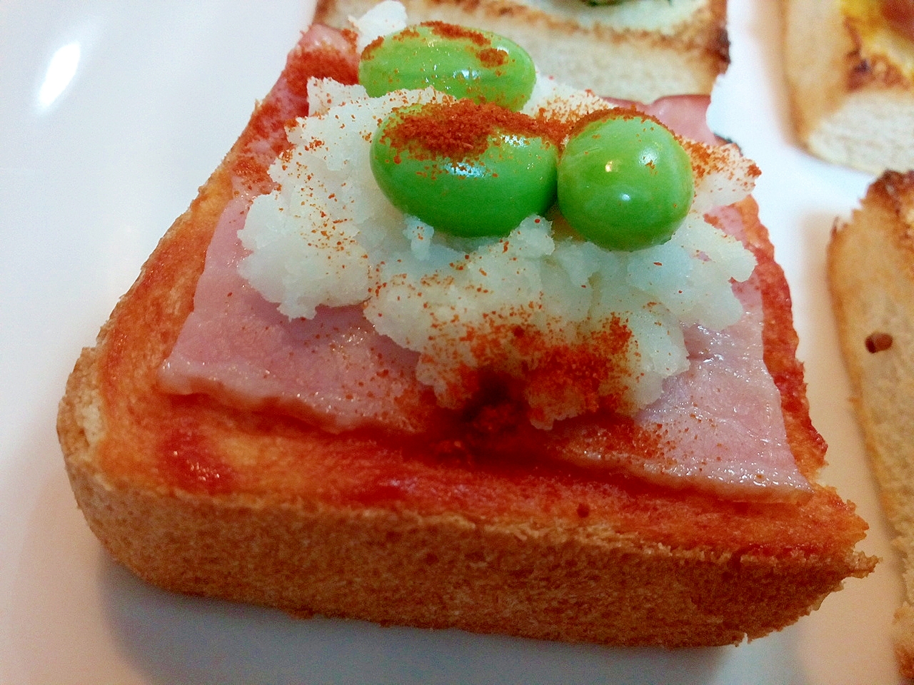 ベーコンとマッシュポテトと枝豆のミニトースト