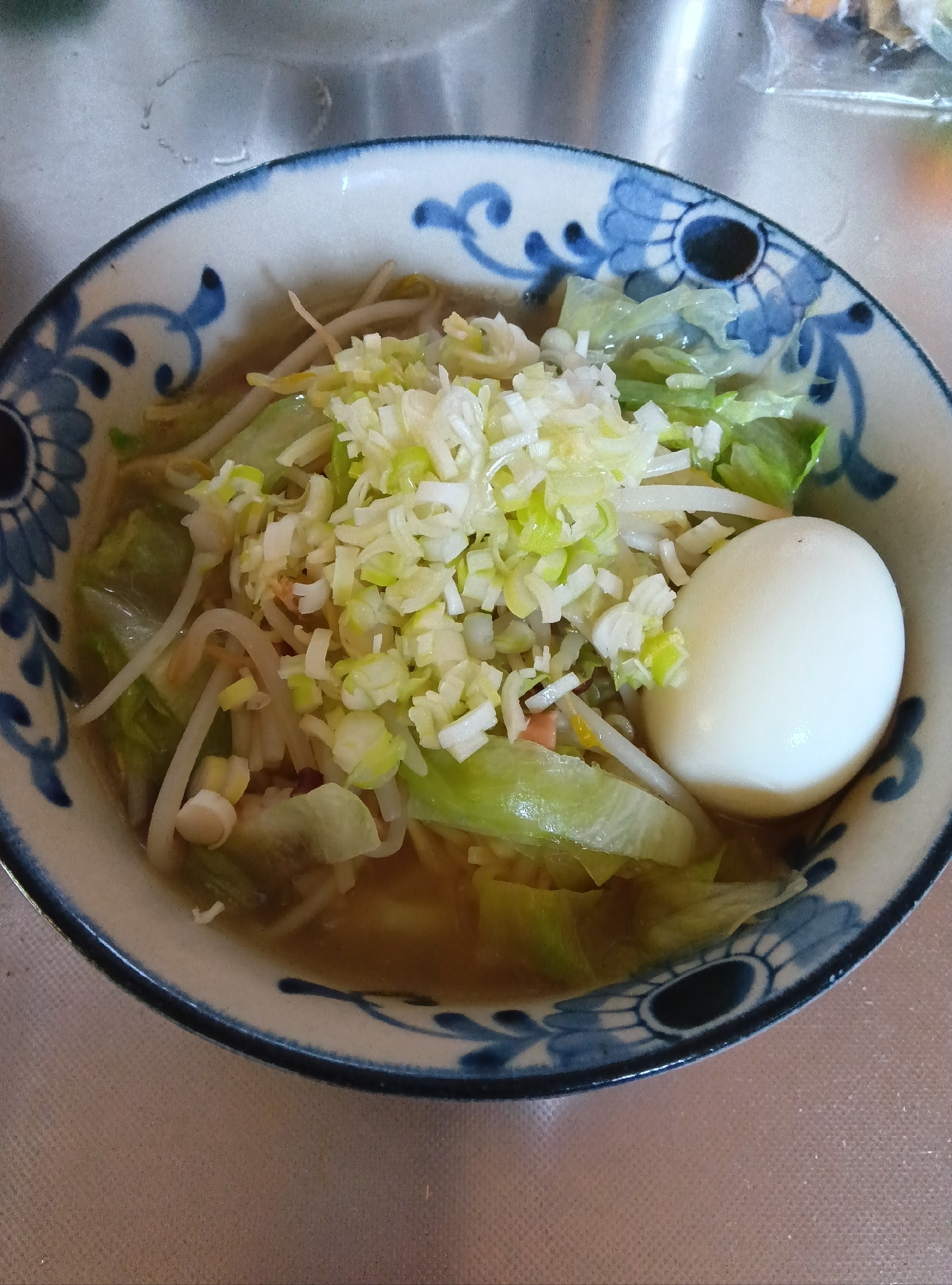 もやしとレタスの塩ラーメン