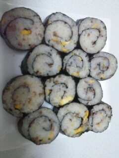 残った炒飯、炊き込みごはんの簡単海苔巻き