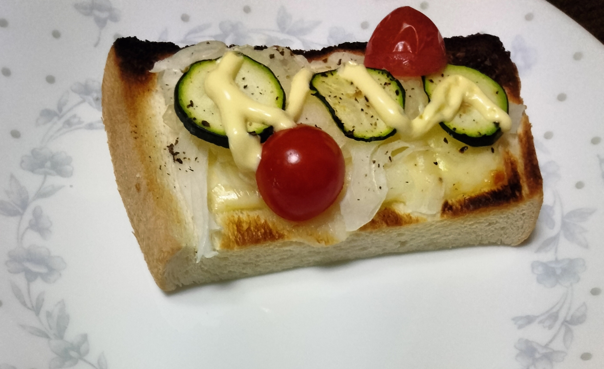 チーズトーストアレンジ 夏野菜のせ 新玉ズッキーニ