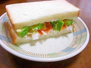 アボカドと野菜のサンドイッチ