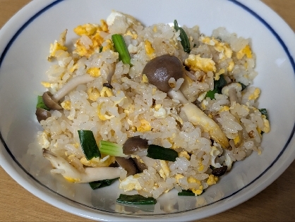 大根葉としめじの卵炒飯