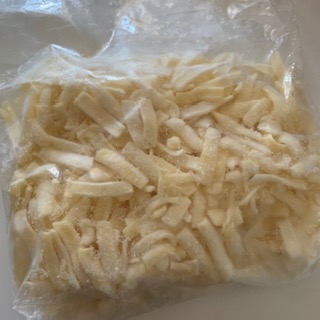 1キロ入りのチーズを買ってきたので、小分け冷凍します。
保存も利くし、使いやすいし、良いですね♪