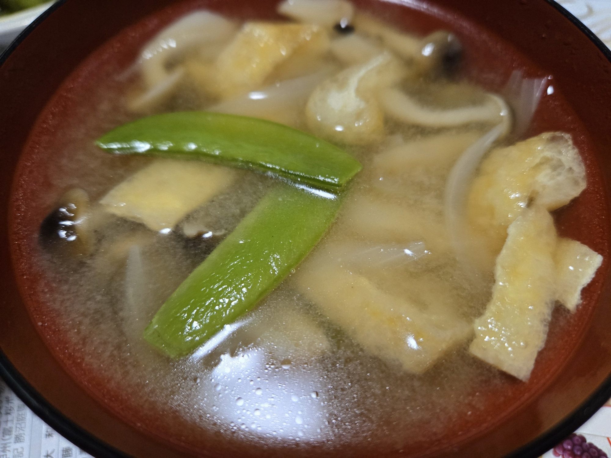 絹さや しめじ 油揚げのお味噌汁