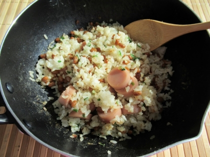 納豆と魚肉ソーセージと小ねぎの炒飯