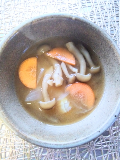 人参しめじ玉葱キャベツ味噌汁
