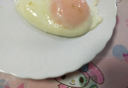 ハンバーグの上にのせてロコモコ丼に半熟目玉焼き