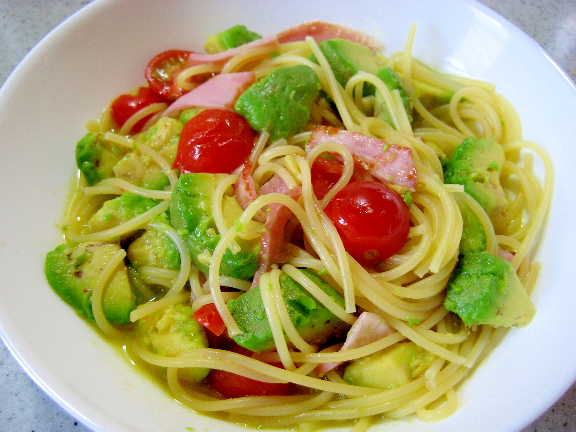 うまっ！☆アボカドとプチトマトのコンソメパスタ☆