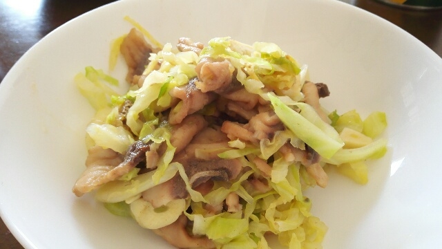 白い丸皿に盛り付けたボラの塩レモン炒め