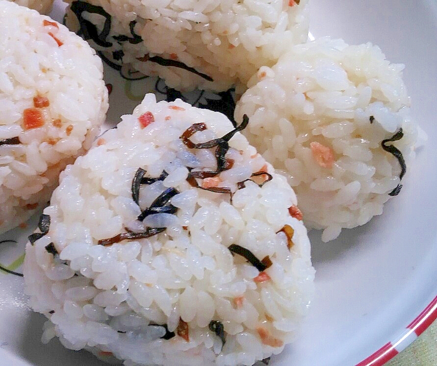 塩昆布と焼き鮭のおにぎり