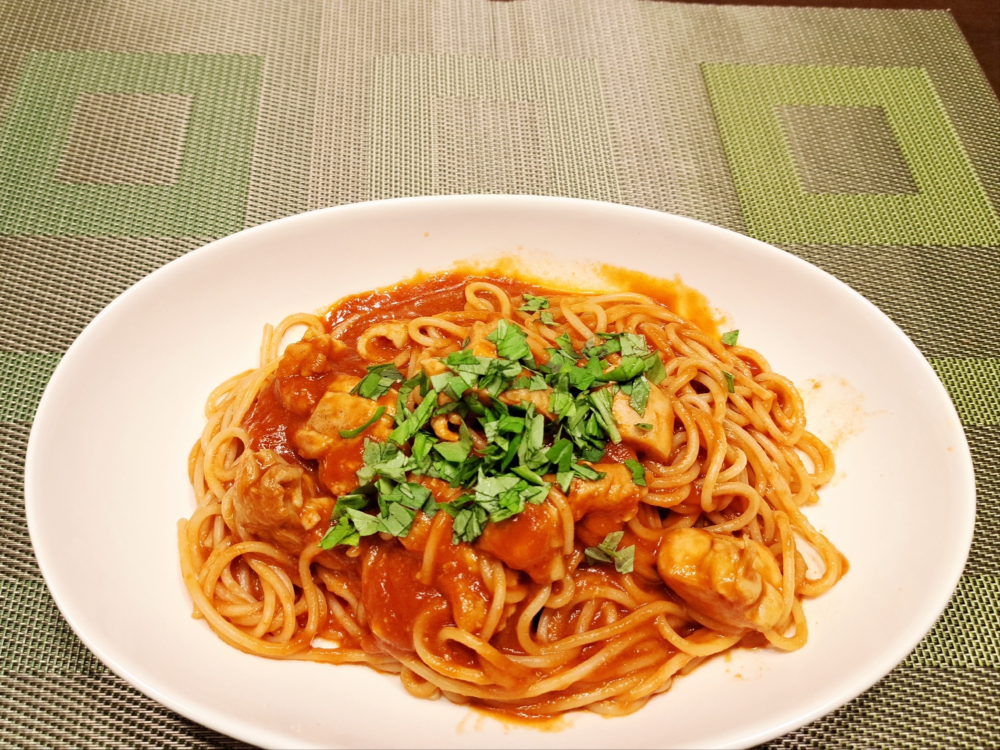 トマトジュースで簡単！トマトソースのチキンパスタ