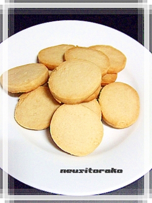 白いお皿に盛り付けられたアイスボックスクッキー