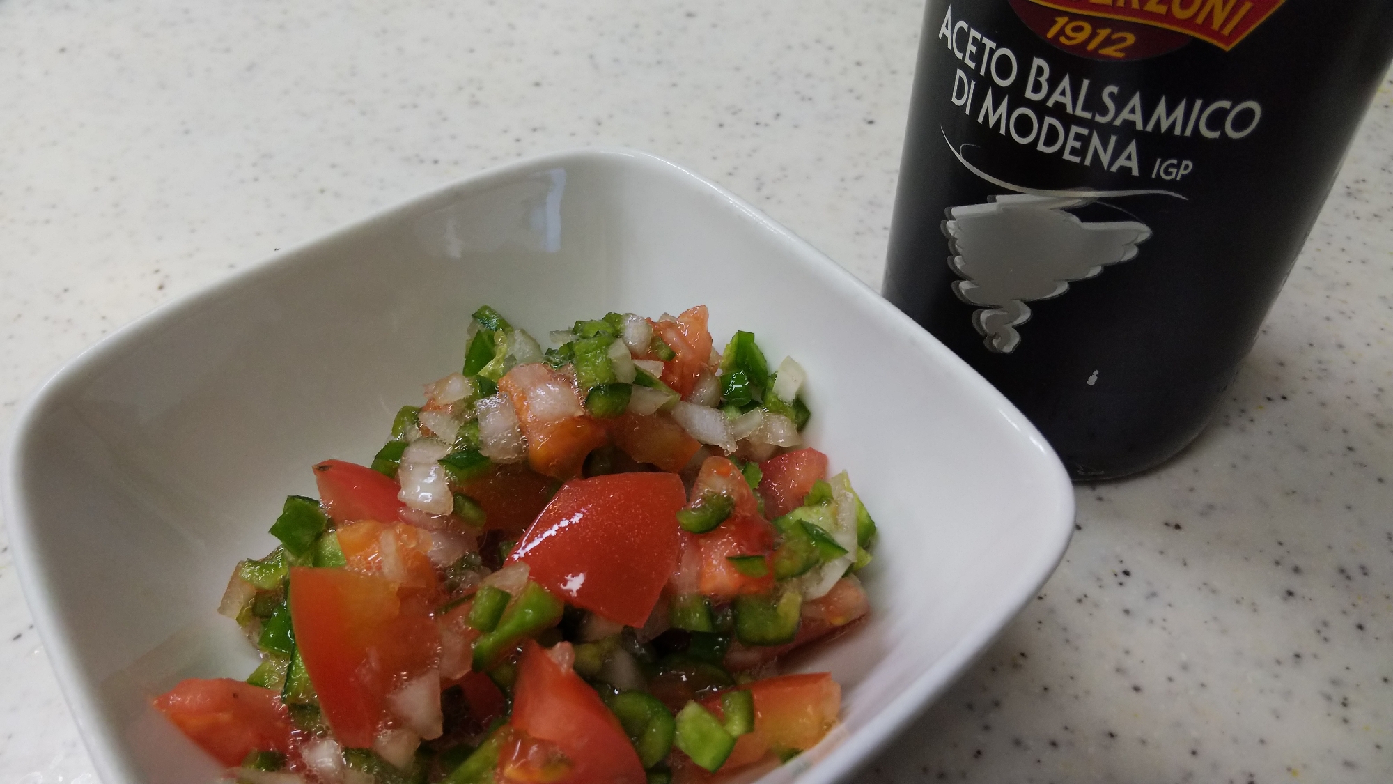 トマト玉ねぎピーマンのバルサミコ酢和えサラダ