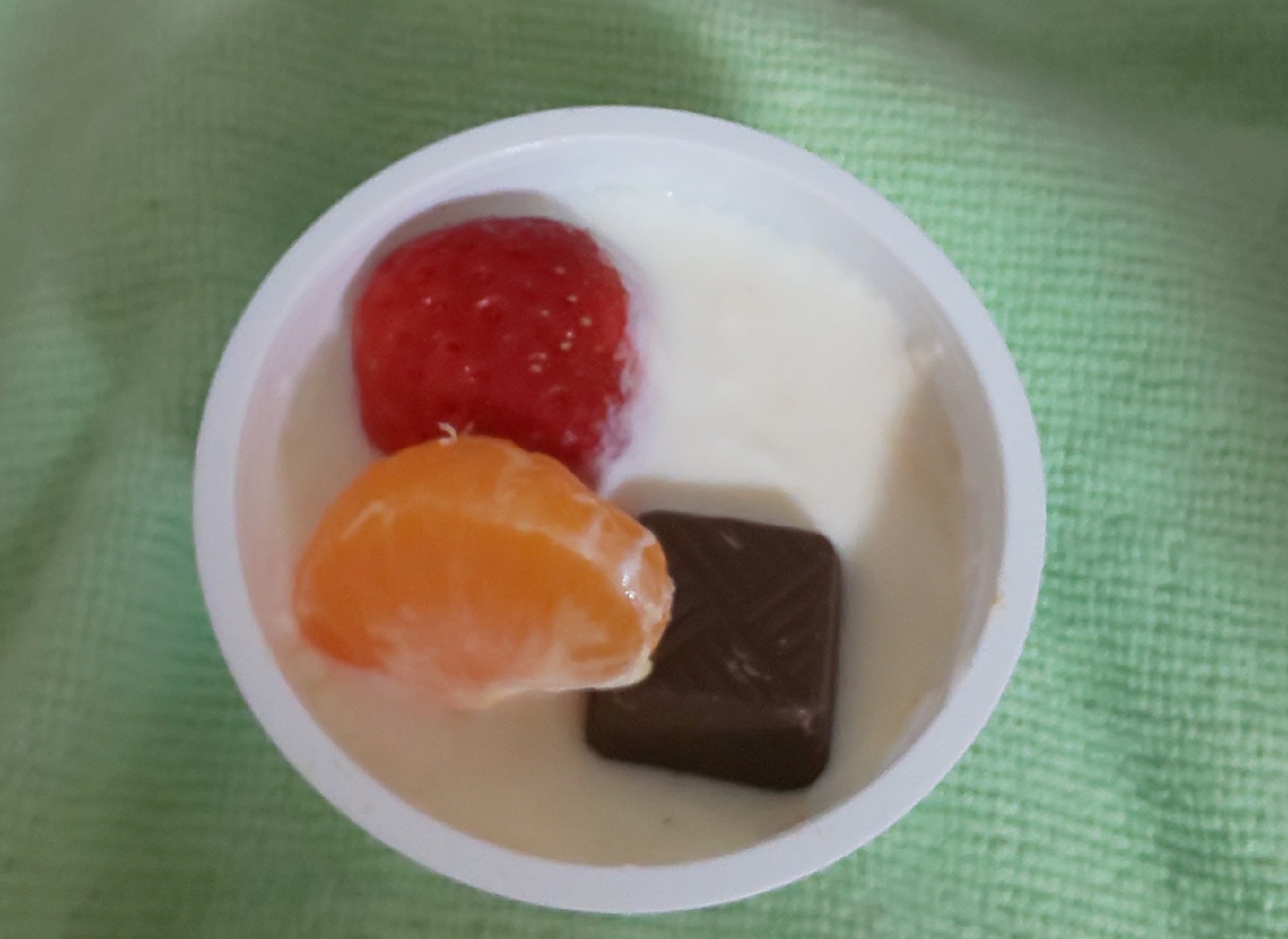 ヨーグルトに♪いちごとみかんを