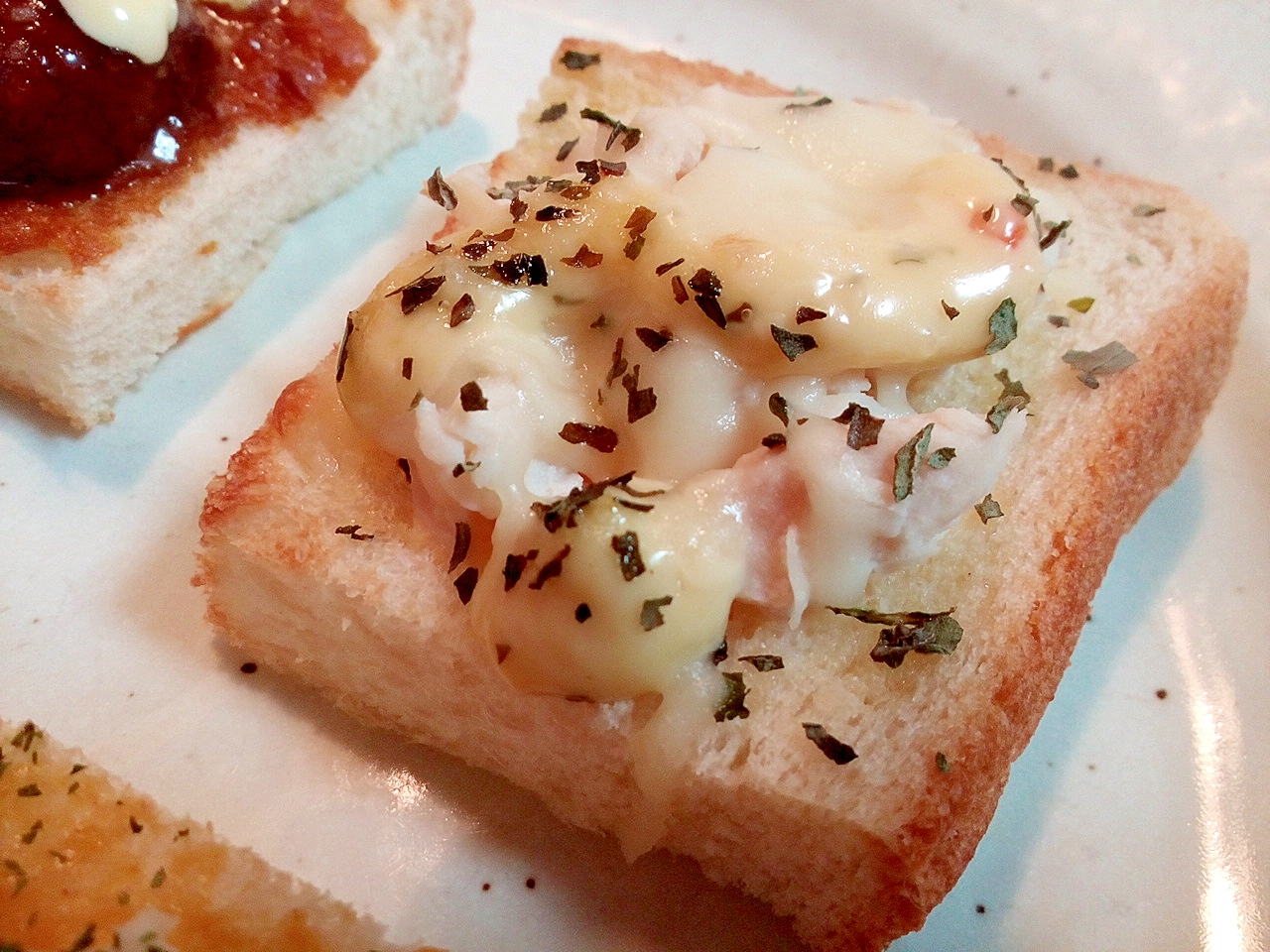 サラダチキンととろけるモッツァレラチーズのトースト