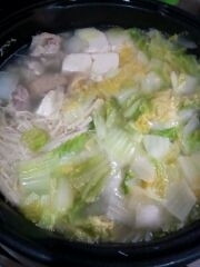 鍋が食べたくなり検索！とても美味しそうだったのと、にんにく、生姜の鶏がらスープのたれに惹かれて作りました☆とても優しい味でした(^O^)