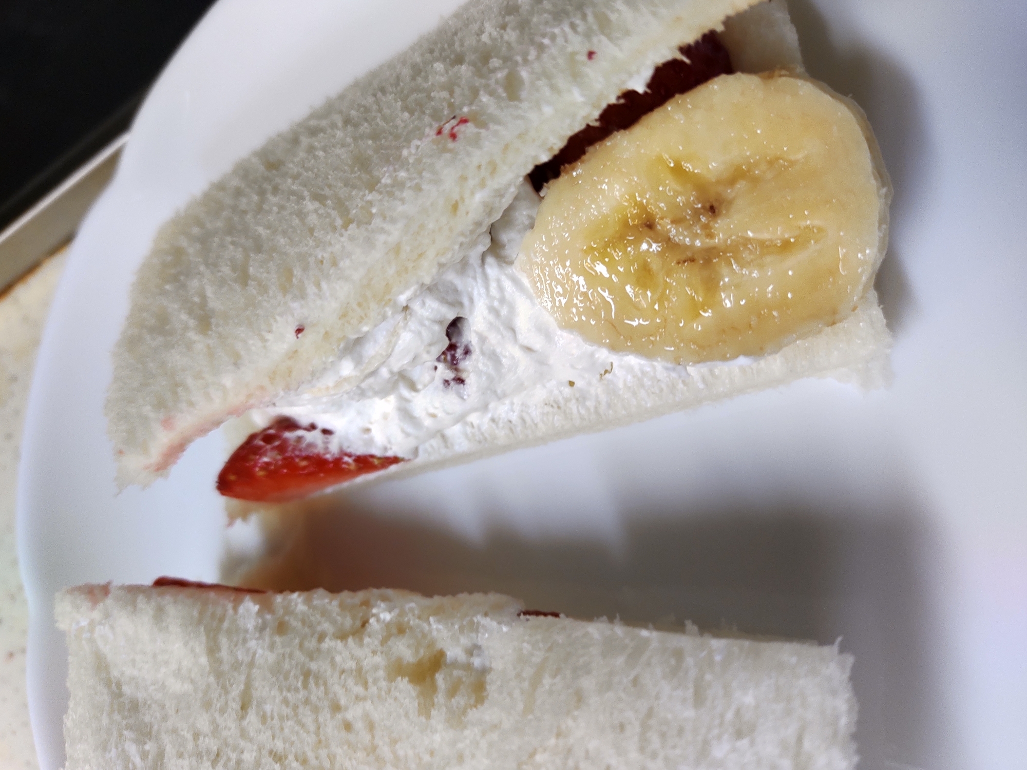 苺とバナナと生クリームのサンドイッチ