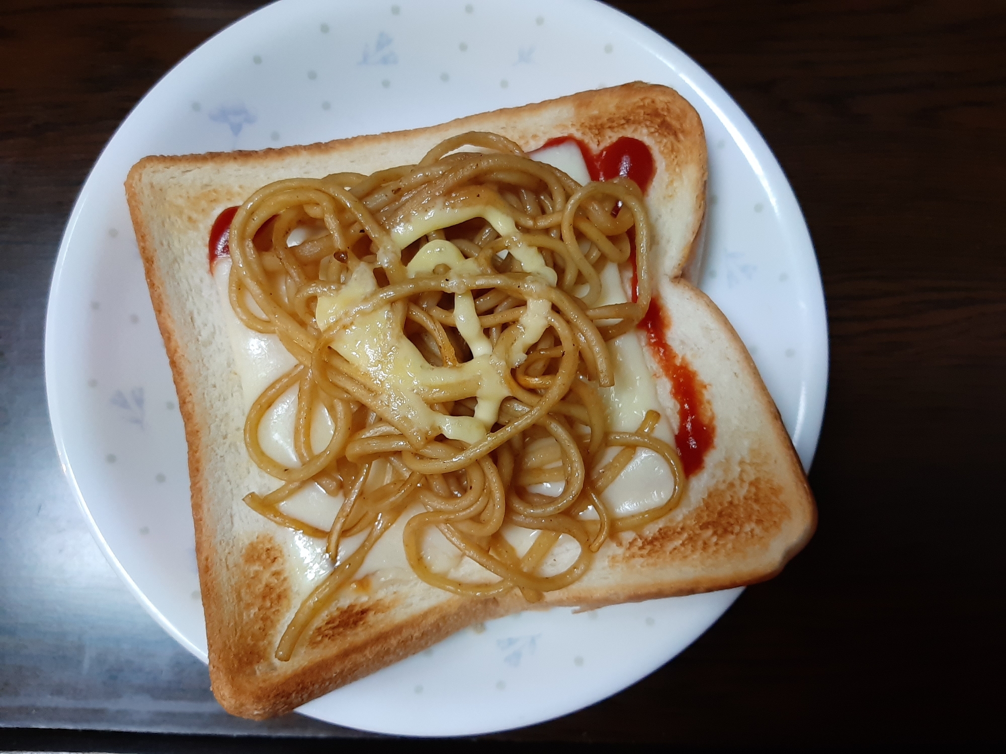 焼きそばの残りをのせたピザトースト