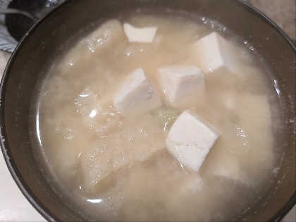 白味噌で作るお豆腐とワカメのお味噌汁