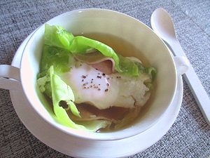 かえるさん、こんにちは(*´ω｀)　朝ごはんに必殺ワザでしたｗｗ　手早く作ったとはとても思えないくらい見た目豪華♡　栄養面もバッチリでキャベツの器可愛い～＾＾*