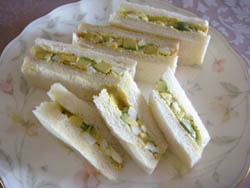 ふすまパンでアボカドと卵のサンドイッチ♪