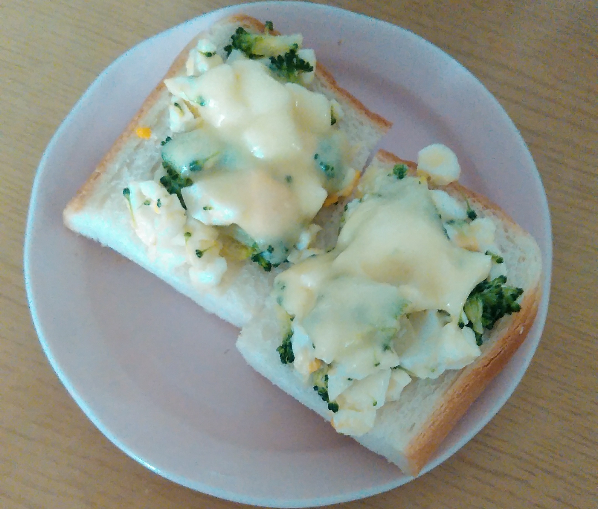 ブロッコリーと卵のチーズトースト
