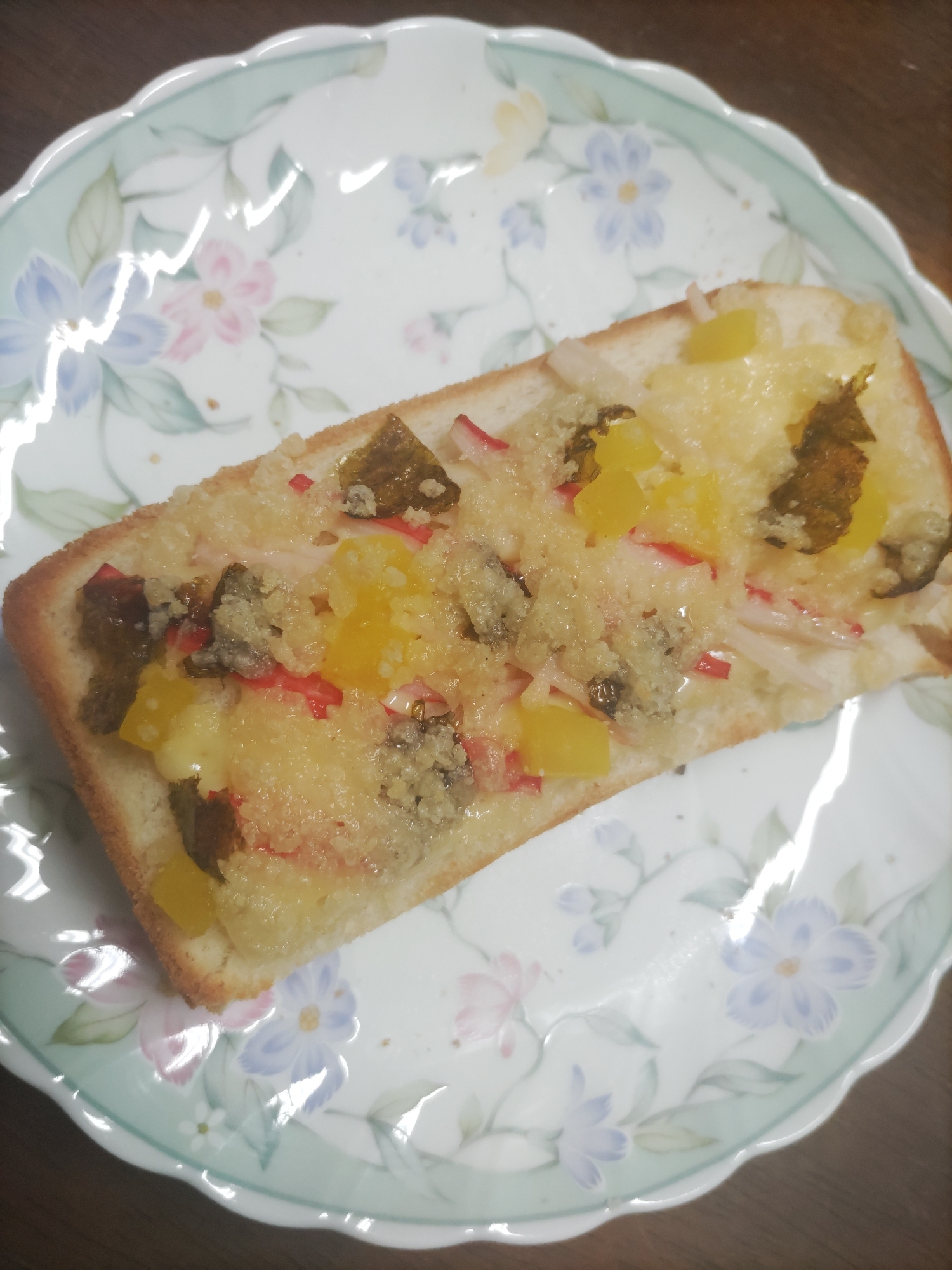 たくあんとカニカマと塩こんぶのチーズトースト