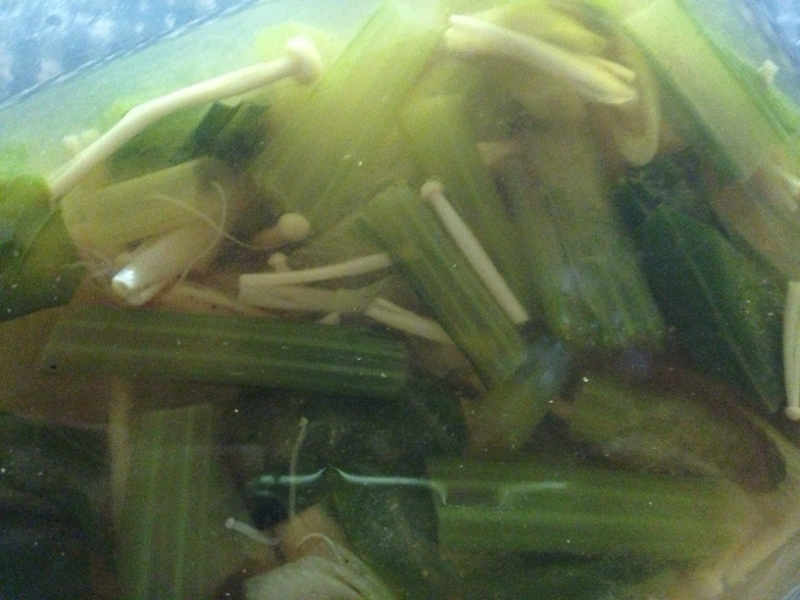 小松菜とえのきのコンソメスープ。