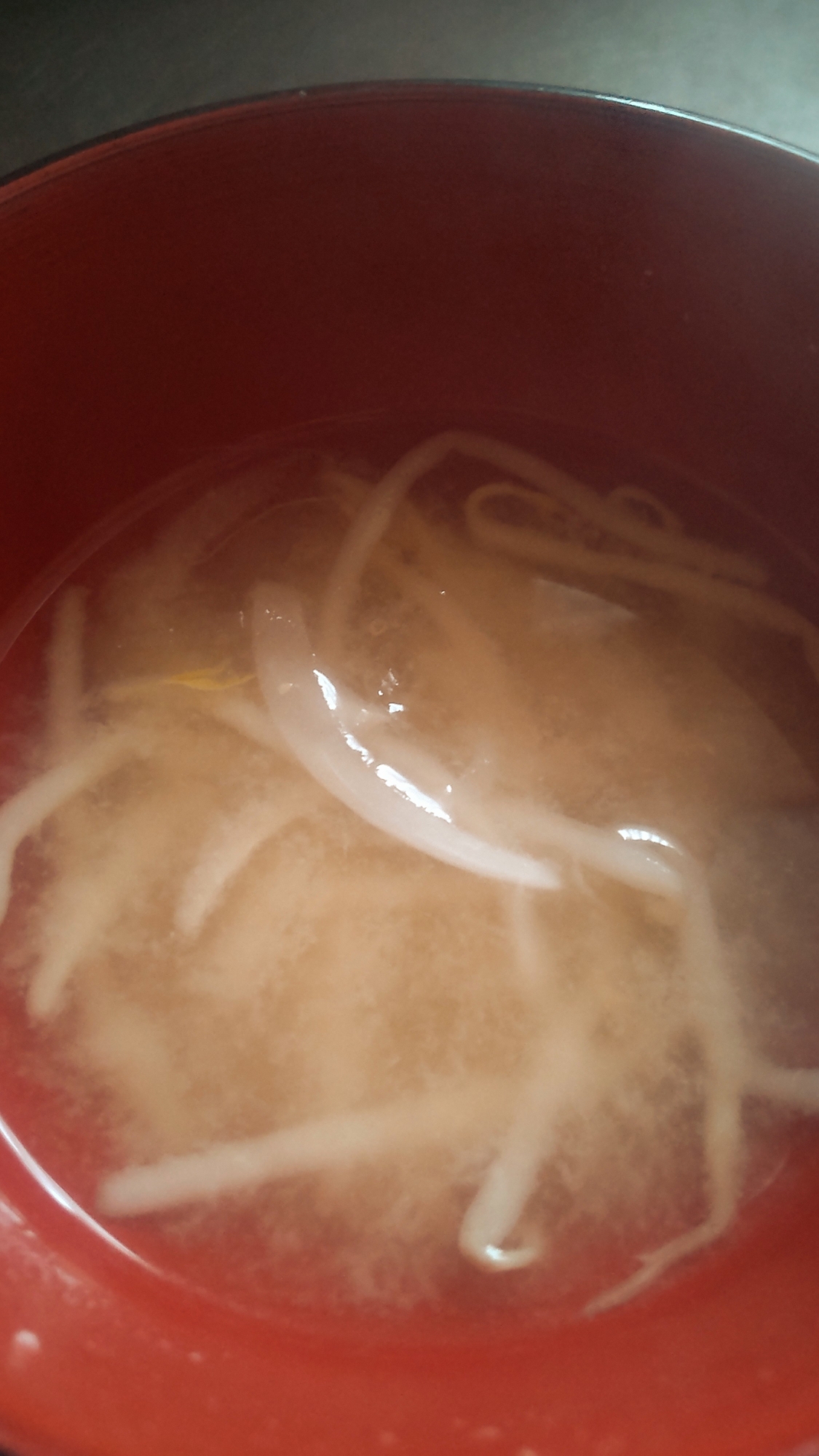 もやしと新玉ねぎの味噌汁