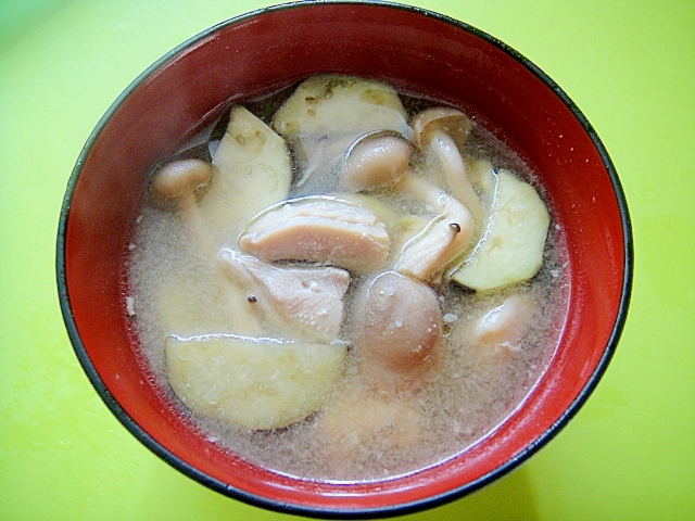 茄子と鶏肉しめじの味噌汁