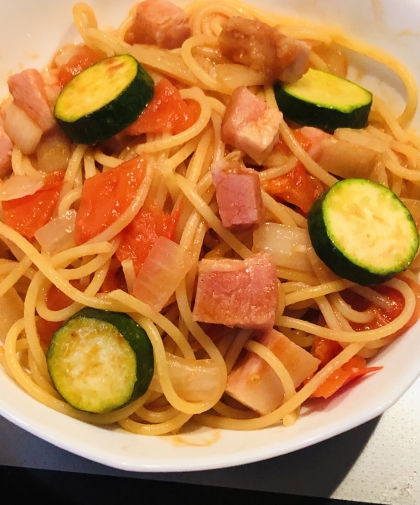 ズッキーニのトマトソースパスタ