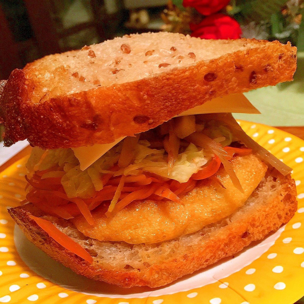 千切り野菜ぎっしり！お揚げとチーズの盛り盛りサンド