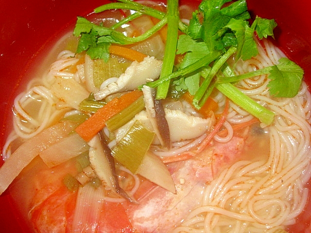 大根と人参と有頭海老NAMVANG麺スープ