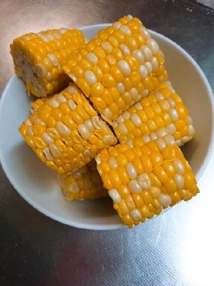 皮付のままラップなしのとうもろこし