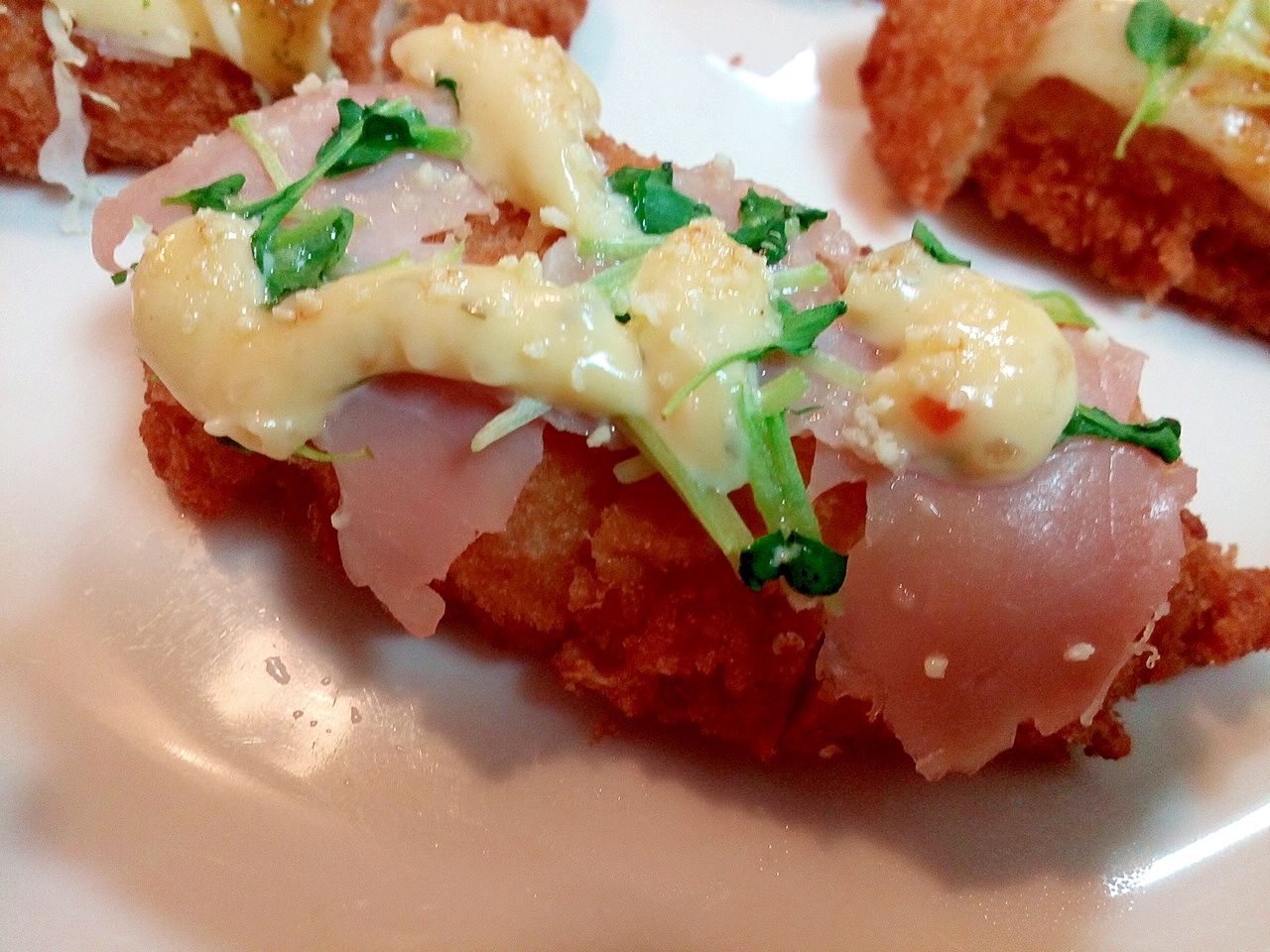 トースターで　生ハム＆かいわれ大根onチキンカツ