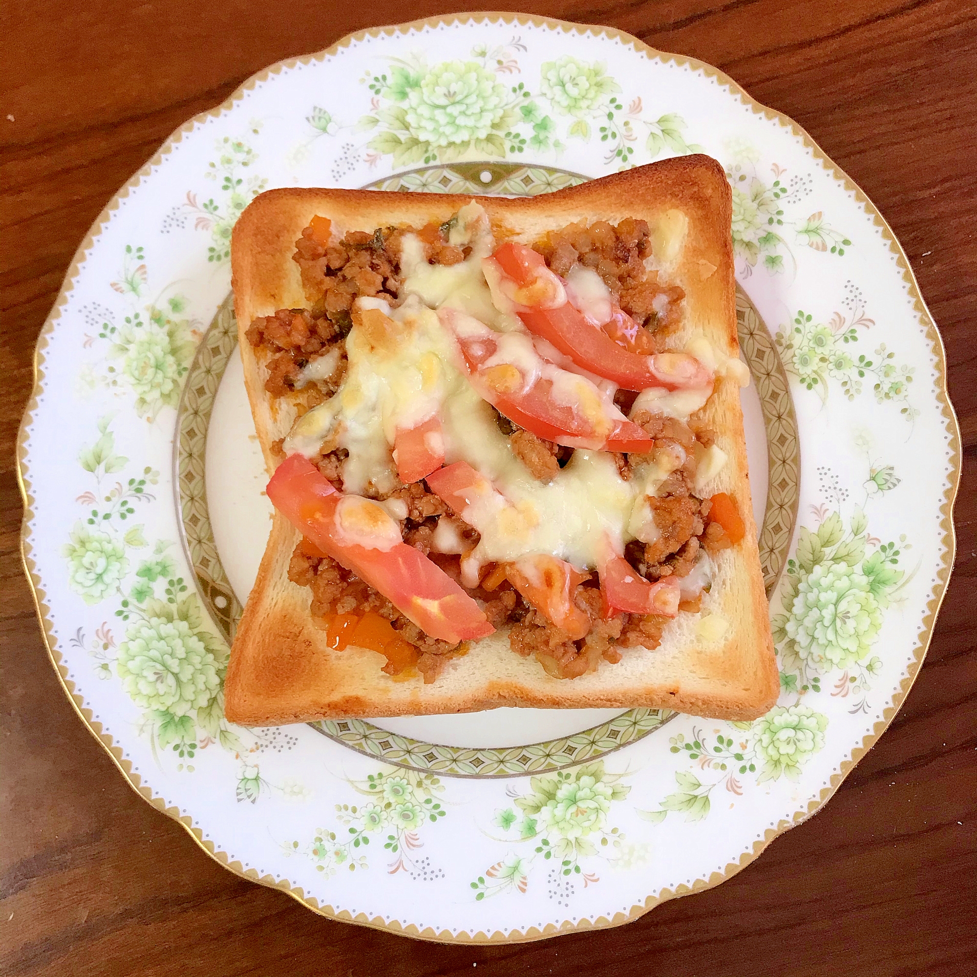 ひき肉ケチャップ炒めとトマトのトースト